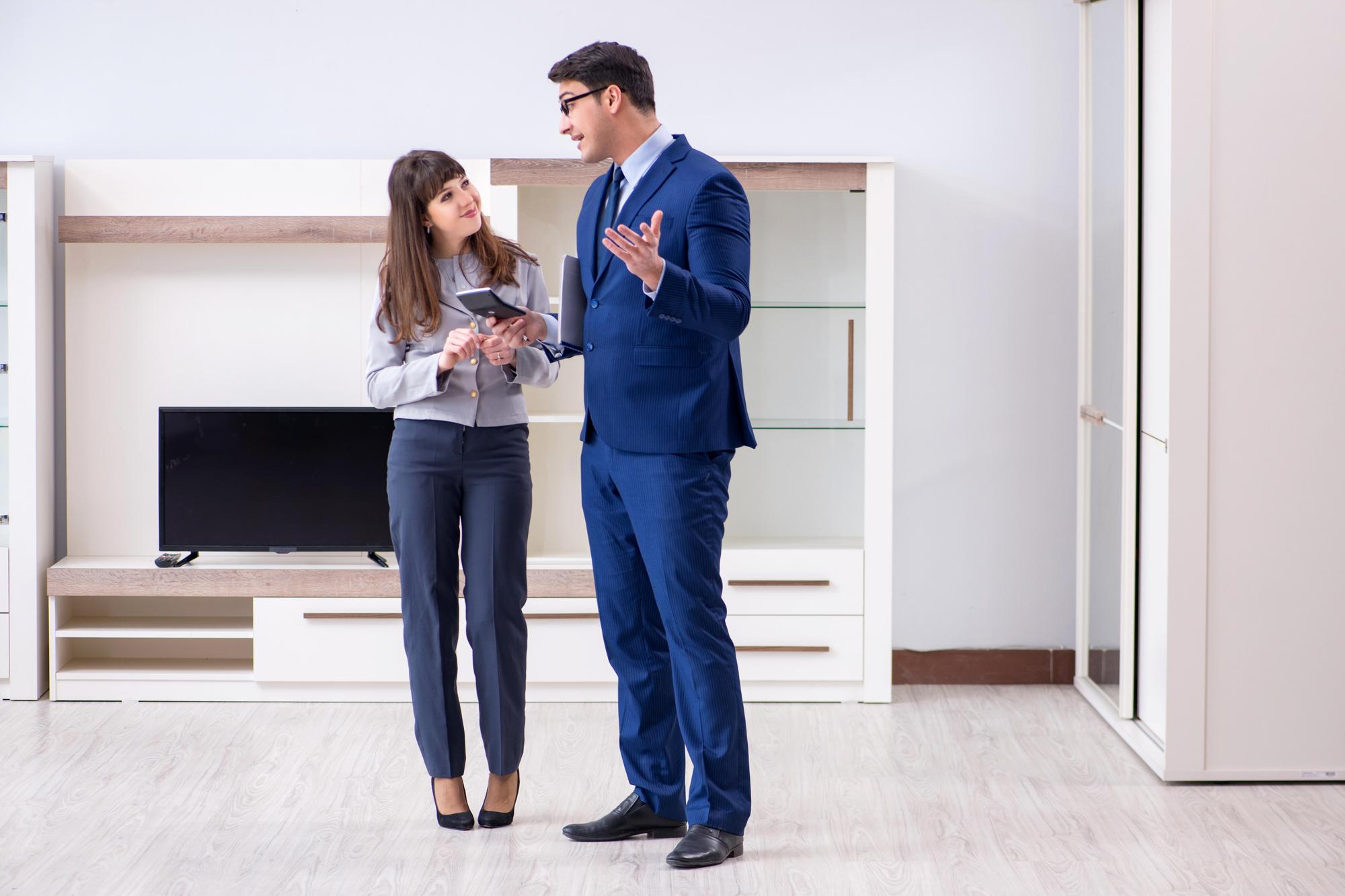 Agent imobiliar prezentând un apartament luminos